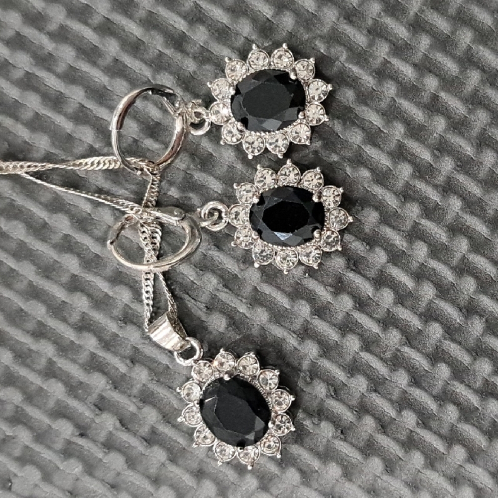 Elegant Black and Silver Jewelry Set